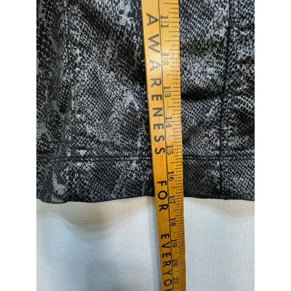 White House Black Market Womens Mini Skirt Lightweight Size 12 Black Snake Print - Picture 8 of 11